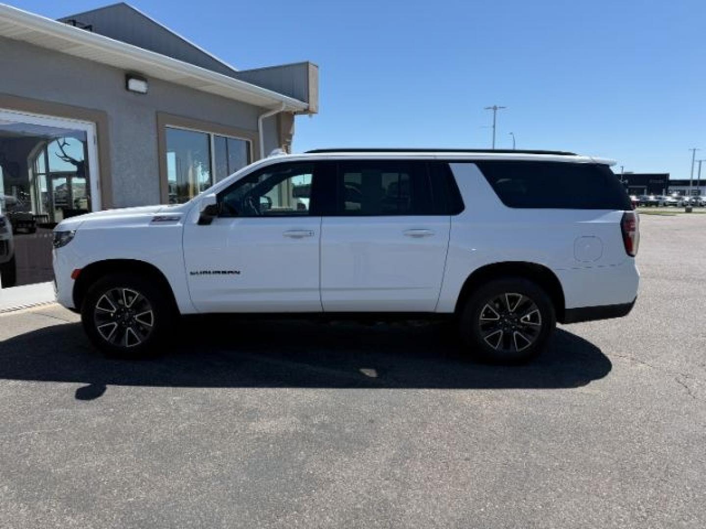 2022 WHITE /Jet Black Chevrolet Suburban (1GNSKDKD0NR) with an EcoTec3 53L V-8 gasoline direct injection engine, Automatic transmission, located at 1175 N Woodruff Ave, Idaho Falls, ID, 83401, 43.506901, -111.999657 - At Timberline Auto, finding a great deal on your next vehicle is always easy! Our experienced sales staff goal is to help find you the right vehicle at the right price! Our knowledgeable finance department has options for almost any credit score. We offer extended service contract options to prot - Photo#1