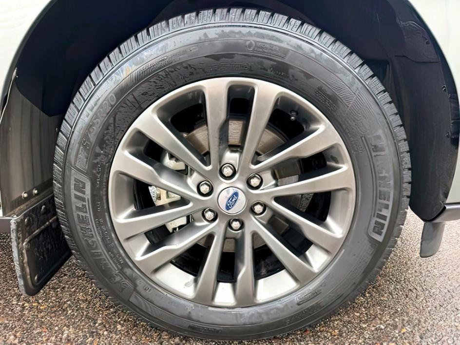 2019 GREEN /Ebony Ford Expedition Limited (1FMJU2AT9KE) with an EcoBoost 3.5L V-6 gasoline direct injection engine, AUTOMATIC transmission, located at 1235 N Woodruff Ave., Idaho Falls, 83401, (208) 523-1053, 43.507172, -112.000488 - At Timberline Auto, finding a great deal on your next vehicle is always easy! Our experienced sales staff goal is to help find you the right vehicle at the right price! Our knowledgeable finance department has options for almost any credit score. We offer extended service contract options to prot- Photo#14