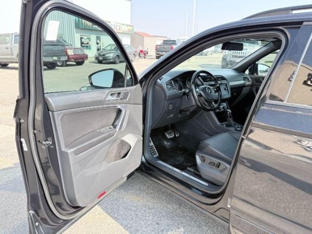 2021 BLACK /LEATHER Volkswagen Tiguan SE R-LINE (3VV2B7AX8MM) with an 2.0 TURBO engine, AUTOMATIC transmission, located at 1235 N Woodruff Ave., Idaho Falls, 83401, (208) 523-1053, 43.507172, -112.000488- Photo#41