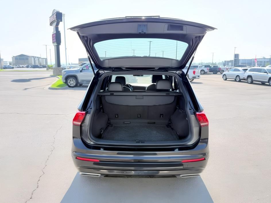 2021 BLACK /LEATHER Volkswagen Tiguan SE R-LINE (3VV2B7AX8MM) with an 2.0 TURBO engine, AUTOMATIC transmission, located at 1235 N Woodruff Ave., Idaho Falls, 83401, (208) 523-1053, 43.507172, -112.000488- Photo#5