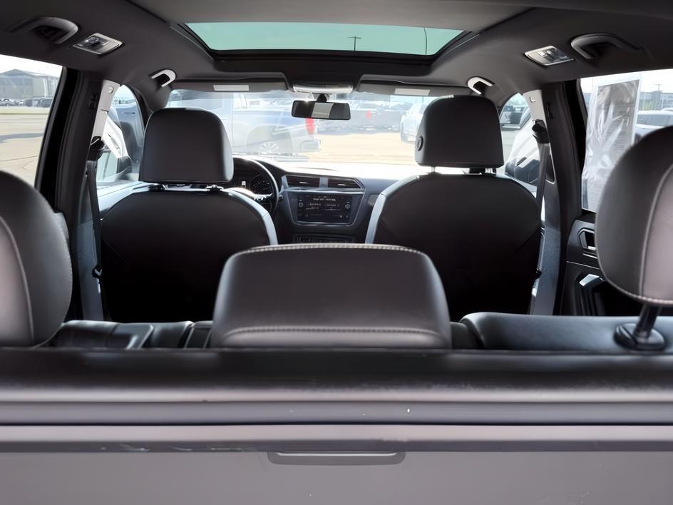 2021 BLACK /LEATHER Volkswagen Tiguan SE R-LINE (3VV2B7AX8MM) with an 2.0 TURBO engine, AUTOMATIC transmission, located at 1235 N Woodruff Ave., Idaho Falls, 83401, (208) 523-1053, 43.507172, -112.000488- Photo#6