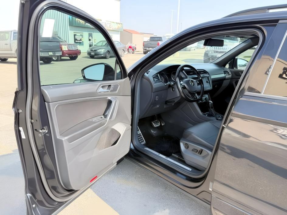 2021 BLACK /LEATHER Volkswagen Tiguan SE R-LINE (3VV2B7AX8MM) with an 2.0 TURBO engine, AUTOMATIC transmission, located at 1235 N Woodruff Ave., Idaho Falls, 83401, (208) 523-1053, 43.507172, -112.000488- Photo#12