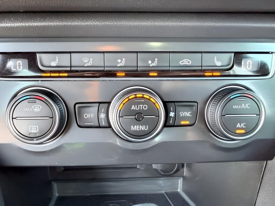 2021 BLACK /LEATHER Volkswagen Tiguan SE R-LINE (3VV2B7AX8MM) with an 2.0 TURBO engine, AUTOMATIC transmission, located at 1235 N Woodruff Ave., Idaho Falls, 83401, (208) 523-1053, 43.507172, -112.000488- Photo#18