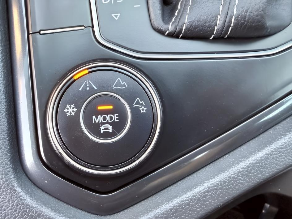 2021 BLACK /LEATHER Volkswagen Tiguan SE R-LINE (3VV2B7AX8MM) with an 2.0 TURBO engine, AUTOMATIC transmission, located at 1235 N Woodruff Ave., Idaho Falls, 83401, (208) 523-1053, 43.507172, -112.000488- Photo#19