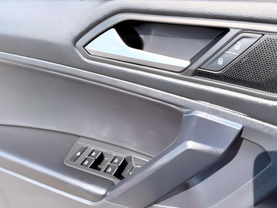 2021 BLACK /LEATHER Volkswagen Tiguan SE R-LINE (3VV2B7AX8MM) with an 2.0 TURBO engine, AUTOMATIC transmission, located at 1235 N Woodruff Ave., Idaho Falls, 83401, (208) 523-1053, 43.507172, -112.000488- Photo#24