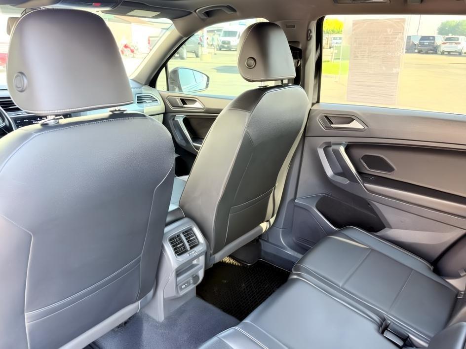 2021 BLACK /LEATHER Volkswagen Tiguan SE R-LINE (3VV2B7AX8MM) with an 2.0 TURBO engine, AUTOMATIC transmission, located at 1235 N Woodruff Ave., Idaho Falls, 83401, (208) 523-1053, 43.507172, -112.000488- Photo#27