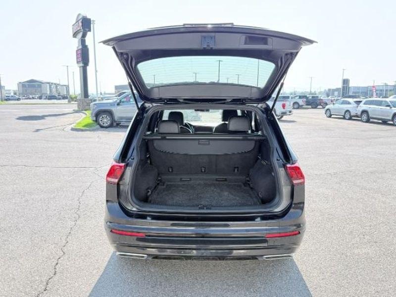 2021 Deep Black Pearl /Titan Black Volkswagen Tiguan SE R-Line Black (3VV2B7AX8MM) with an 4 Cyl, 2.0L engine, 8-speed automatic transmission, located at 1175 N Woodruff Ave, Idaho Falls, ID, 83401, 43.506901, -111.999657- Photo#5