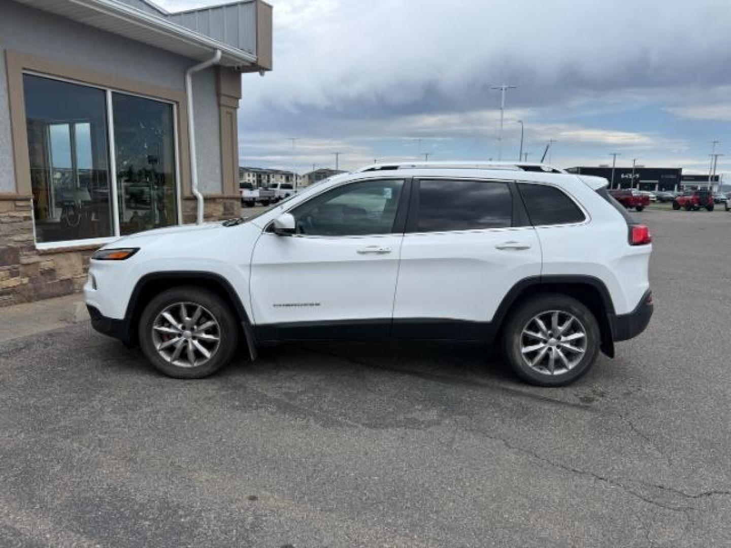 2017 WHITE /LEATHER Jeep Cherokee Limited Sport Utility (1C4PJMDS6HD) with an 32 V6 engine, Automatic transmission, located at 1175 N Woodruff Ave, Idaho Falls, ID, 83401, 43.506901, -111.999657 - At Timberline Auto, finding a great deal on your next vehicle is always easy! Our experienced sales staff goal is to help find you the right vehicle at the right price! Our knowledgeable finance department has options for almost any credit score. We offer extended service contract options to prot- Photo#0