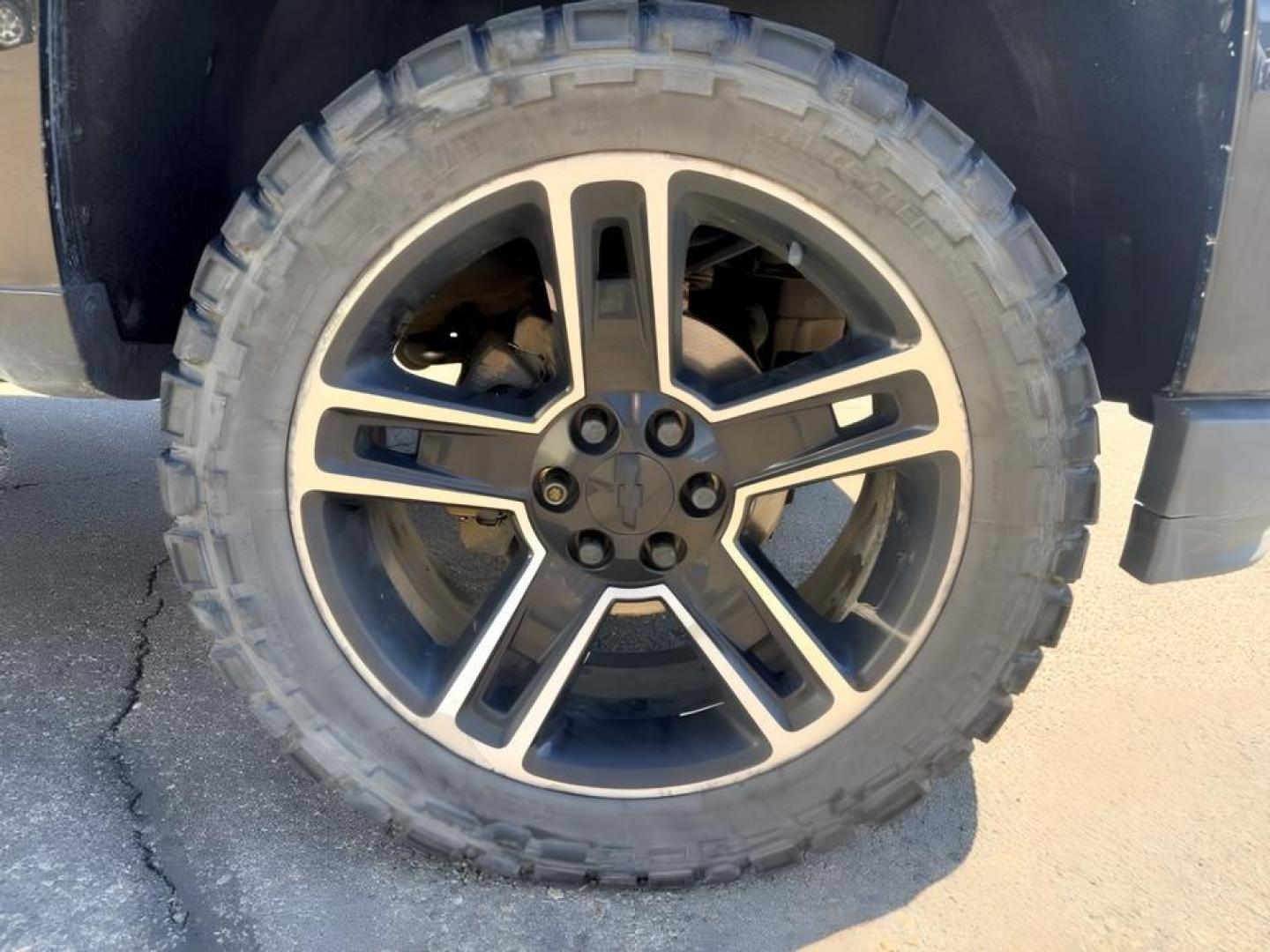 2018 Black /Jet Black Chevrolet Silverado 1500 (3GCUKREC5JG) with an 53L V8 VORTEC engine, Automatic transmission, located at 1175 N Woodruff Ave, Idaho Falls, ID, 83401, 43.506901, -111.999657 - At Timberline Auto, finding a great deal on your next vehicle is always easy! Our experienced sales staff goal is to help find you the right vehicle at the right price! Our knowledgeable finance department has options for almost any credit score. We offer extended service contract options to prot- Photo#11