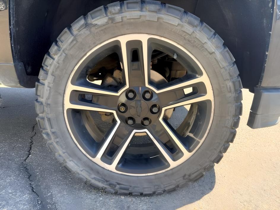 2018 Black /Jet Black Chevrolet Silverado 1500 (3GCUKREC5JG) with an 53L V8 VORTEC engine, Automatic transmission, located at 1175 N Woodruff Ave, Idaho Falls, ID, 83401, 43.506901, -111.999657 - At Timberline Auto, finding a great deal on your next vehicle is always easy! Our experienced sales staff goal is to help find you the right vehicle at the right price! Our knowledgeable finance department has options for almost any credit score. We offer extended service contract options to protect- Photo#11