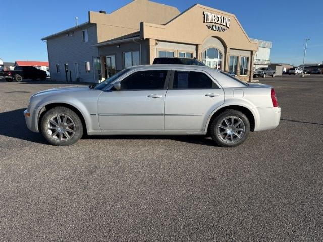 2009 SILVER /Dark Slate Gray Chrysler 300 (2C3KK53V49H) with an 35L V-6 regular unleaded engine, Automatic transmission, located at 1175 N Woodruff Ave, Idaho Falls, ID, 83401, 43.506901, -111.999657 - At Timberline Auto, finding a great deal on your next vehicle is always easy! Our experienced sales staff goal is to help find you the right vehicle at the right price! Our knowledgeable finance department has options for almost any credit score. We offer extended service contract options to prot- Photo#1