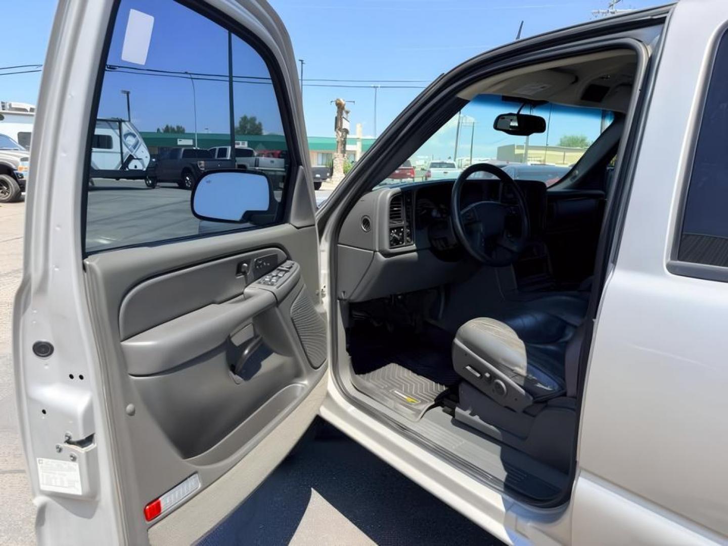 2004 Silver Birch Metallic /Dark Charcoal Chevrolet Silverado 1500 (2GCEK13T341) with an Vortec 53L V-8 regular unleaded engine, Automatic transmission, located at 1175 N Woodruff Ave, Idaho Falls, ID, 83401, 43.506901, -111.999657 - At Timberline Auto, finding a great deal on your next vehicle is always easy! Our experienced sales staff goal is to help find you the right vehicle at the right price! Our knowledgeable finance department has options for almost any credit score. We offer extended service contract options to prot- Photo#10