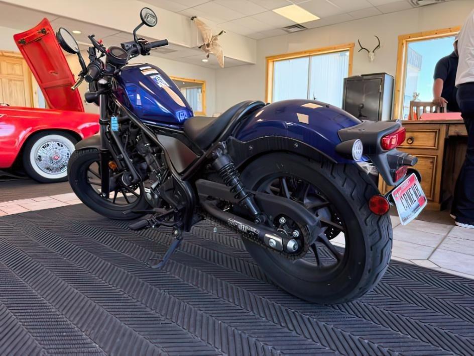 2022 BLUE /NA HONDA REBEL 300 (MLHNC5303N5) , MANUAL transmission, located at 1235 N Woodruff Ave., Idaho Falls, 83401, (208) 523-1053, 43.507172, -112.000488 - At Timberline Auto, finding a great deal on your next vehicle is always easy! Our experienced sales staff goal is to help find you the right vehicle at the right price! Our knowledgeable finance department has options for almost any credit score. We offer extended service contract options to prot- Photo#2