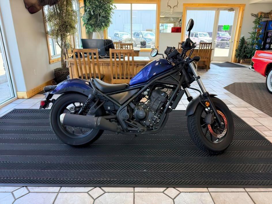 2022 BLUE /NA HONDA REBEL 300 (MLHNC5303N5) , MANUAL transmission, located at 1235 N Woodruff Ave., Idaho Falls, 83401, (208) 523-1053, 43.507172, -112.000488 - At Timberline Auto, finding a great deal on your next vehicle is always easy! Our experienced sales staff goal is to help find you the right vehicle at the right price! Our knowledgeable finance department has options for almost any credit score. We offer extended service contract options to prot- Photo#5