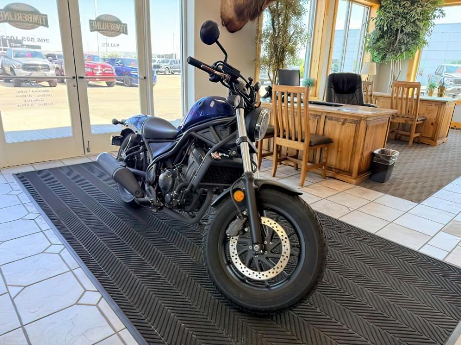 2022 BLUE /NA HONDA REBEL 300 (MLHNC5303N5) , MANUAL transmission, located at 1235 N Woodruff Ave., Idaho Falls, 83401, (208) 523-1053, 43.507172, -112.000488 - At Timberline Auto, finding a great deal on your next vehicle is always easy! Our experienced sales staff goal is to help find you the right vehicle at the right price! Our knowledgeable finance department has options for almost any credit score. We offer extended service contract options to prot- Photo#6