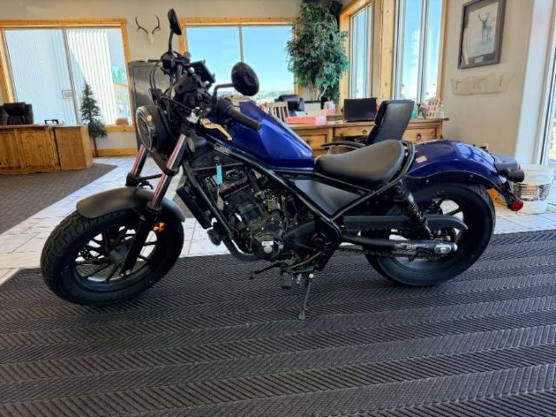 2022 BLUE /NA Honda CMX300 Rebel 300 300 (MLHNC5303N5) with an 1cyl, 286 cc engine, MANUAL transmission, located at 1175 N Woodruff Ave, Idaho Falls, ID, 83401, 43.506901, -111.999657 - <b>Vehicle Details</b><br>Discover the confidence and style of this pre-owned 2022 Honda CMX300 Rebel 300, a standout cruiser with just 2,000 miles and low mileage you can appreciate from the moment you ride. Built with a reliable 1-cylinder, 286 cc gasoline engine, this Honda Rebel 300 delivers smo- Photo#1