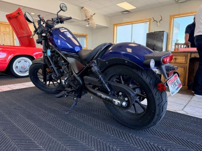 2022 BLUE /NA Honda CMX300 Rebel 300 300 (MLHNC5303N5) with an 1cyl, 286 cc engine, MANUAL transmission, located at 1175 N Woodruff Ave, Idaho Falls, ID, 83401, 43.506901, -111.999657 - <b>Vehicle Details</b><br>Discover the confidence and style of this pre-owned 2022 Honda CMX300 Rebel 300, a standout cruiser with just 2,000 miles and low mileage you can appreciate from the moment you ride. Built with a reliable 1-cylinder, 286 cc gasoline engine, this Honda Rebel 300 delivers smo- Photo#2