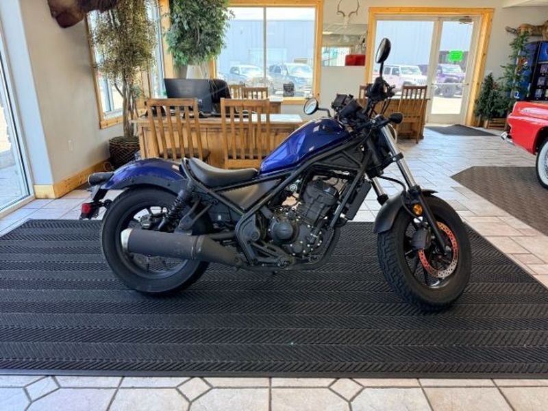 2022 BLUE /NA Honda CMX300 Rebel 300 300 (MLHNC5303N5) with an 1cyl, 286 cc engine, MANUAL transmission, located at 1175 N Woodruff Ave, Idaho Falls, ID, 83401, 43.506901, -111.999657 - <b>Vehicle Details</b><br>Discover the confidence and style of this pre-owned 2022 Honda CMX300 Rebel 300, a standout cruiser with just 2,000 miles and low mileage you can appreciate from the moment you ride. Built with a reliable 1-cylinder, 286 cc gasoline engine, this Honda Rebel 300 delivers smo- Photo#5