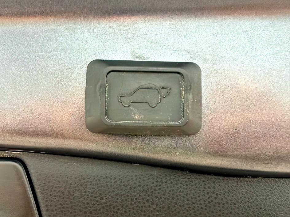 2021 GRAY /Black Toyota RAV4 Hybrid Limited (2T3D6RFV3MW) with an Dynamic Force 2.5L I-4 port/direct injection engine, AUTOMATIC transmission, located at 1235 N Woodruff Ave., Idaho Falls, 83401, (208) 523-1053, 43.507172, -112.000488 - At Timberline Auto, finding a great deal on your next vehicle is always easy! Our experienced sales staff goal is to help find you the right vehicle at the right price! Our knowledgeable finance department has options for almost any credit score. We offer extended service contract options to prot- Photo#6