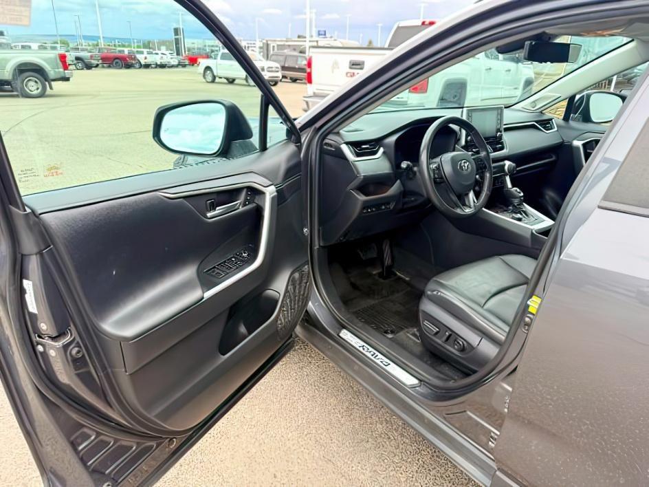 2021 GRAY /Black Toyota RAV4 Hybrid Limited (2T3D6RFV3MW) with an Dynamic Force 2.5L I-4 port/direct injection engine, AUTOMATIC transmission, located at 1235 N Woodruff Ave., Idaho Falls, 83401, (208) 523-1053, 43.507172, -112.000488 - At Timberline Auto, finding a great deal on your next vehicle is always easy! Our experienced sales staff goal is to help find you the right vehicle at the right price! Our knowledgeable finance department has options for almost any credit score. We offer extended service contract options to prot- Photo#12