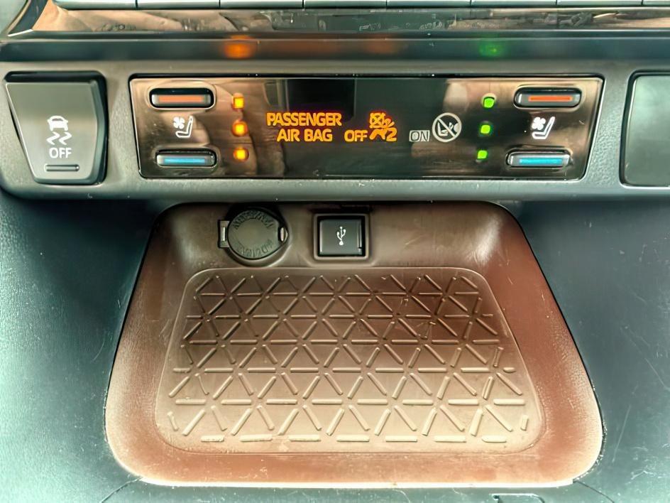 2021 GRAY /Black Toyota RAV4 Hybrid Limited (2T3D6RFV3MW) with an Dynamic Force 2.5L I-4 port/direct injection engine, AUTOMATIC transmission, located at 1235 N Woodruff Ave., Idaho Falls, 83401, (208) 523-1053, 43.507172, -112.000488 - At Timberline Auto, finding a great deal on your next vehicle is always easy! Our experienced sales staff goal is to help find you the right vehicle at the right price! Our knowledgeable finance department has options for almost any credit score. We offer extended service contract options to prot- Photo#18