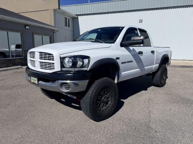 2006 WHITE /Medium Slate Gray Cloth Interior Dodge Ram 2500 ST Quad Cab 4WD (1D7KS28D56J) with an 5.7L V8 OHV 16V engine, 4-Speed Automatic transmission, located at 1235 N Woodruff Ave., Idaho Falls, 83401, (208) 523-1053, 43.507172, -112.000488 - At Timberline Auto, finding a great deal on your next vehicle is always easy! Our experienced sales staff goal is to help find you the right vehicle at the right price! Our knowledgeable finance department has options for almost any credit score. We offer extended service contract options to prot- Photo#0
