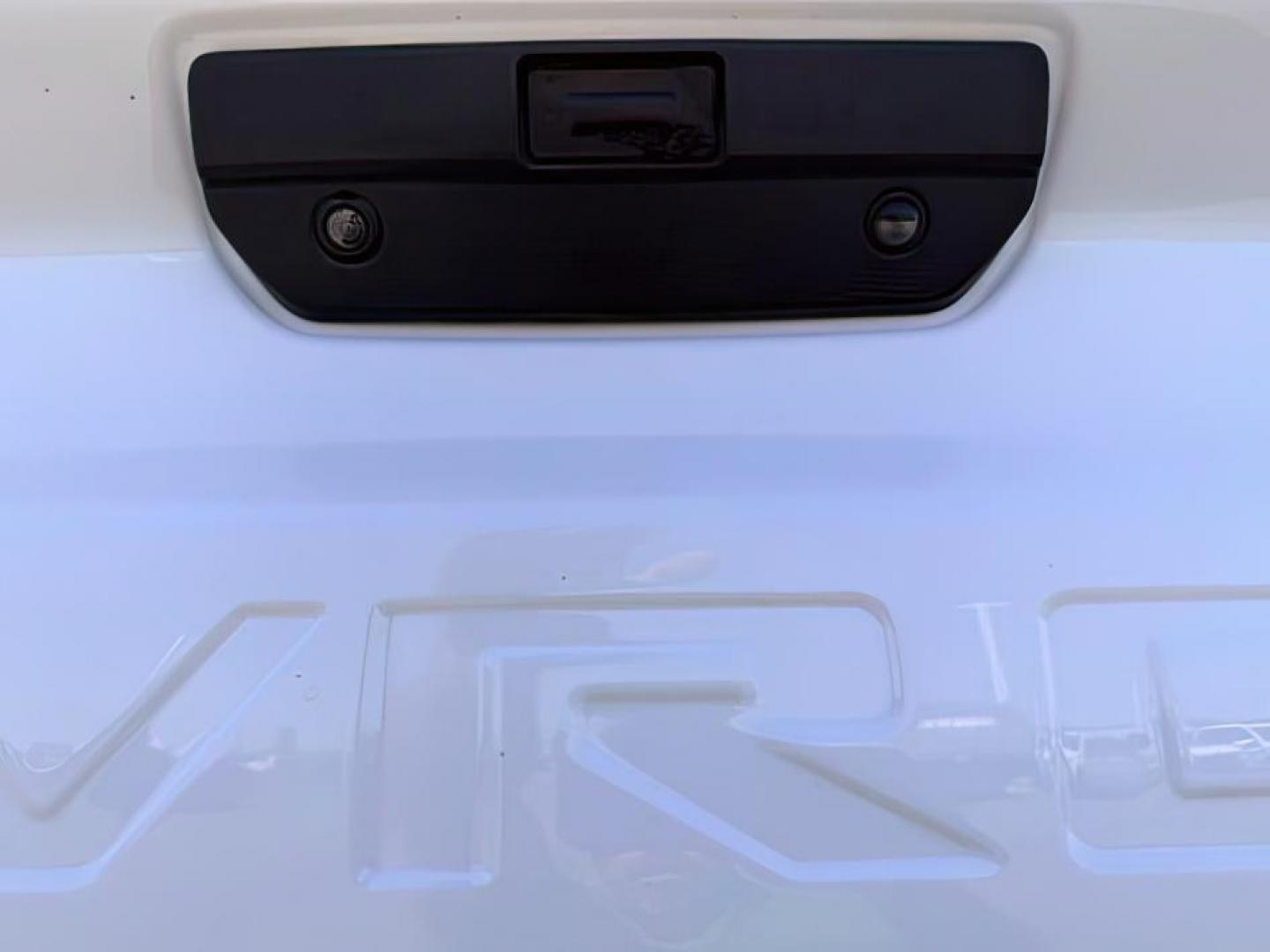 2019 WHITE /CLOTH Chevrolet Silverado 1500 (1GCUYDED5KZ) with an 53L V8 engine, Automatic transmission, located at 1175 N Woodruff Ave, Idaho Falls, ID, 83401, 43.506901, -111.999657 - At Timberline Auto, finding a great deal on your next vehicle is always easy! Our experienced sales staff goal is to help find you the right vehicle at the right price! Our knowledgeable finance department has options for almost any credit score. We offer extended service contract options to prot- Photo#4
