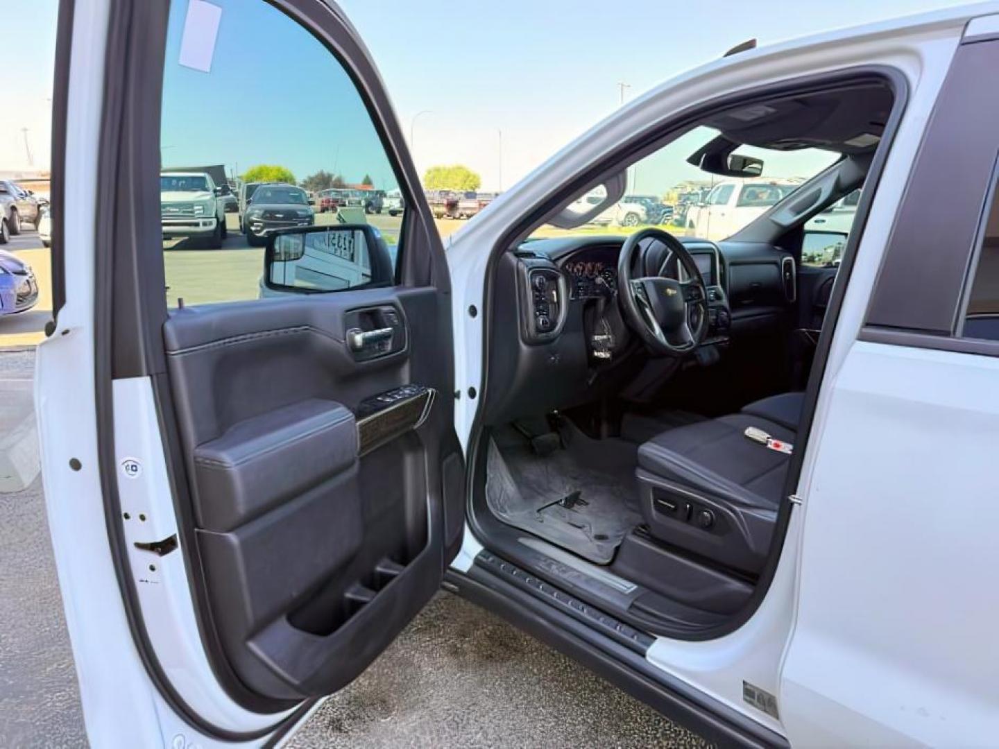 2019 WHITE /CLOTH Chevrolet Silverado 1500 (1GCUYDED5KZ) with an 53L V8 engine, Automatic transmission, located at 1175 N Woodruff Ave, Idaho Falls, ID, 83401, 43.506901, -111.999657 - At Timberline Auto, finding a great deal on your next vehicle is always easy! Our experienced sales staff goal is to help find you the right vehicle at the right price! Our knowledgeable finance department has options for almost any credit score. We offer extended service contract options to prot- Photo#10