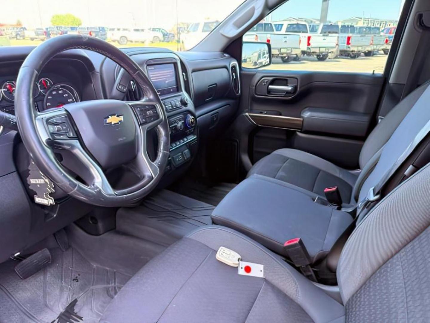 2019 WHITE /CLOTH Chevrolet Silverado 1500 (1GCUYDED5KZ) with an 53L V8 engine, Automatic transmission, located at 1175 N Woodruff Ave, Idaho Falls, ID, 83401, 43.506901, -111.999657 - At Timberline Auto, finding a great deal on your next vehicle is always easy! Our experienced sales staff goal is to help find you the right vehicle at the right price! Our knowledgeable finance department has options for almost any credit score. We offer extended service contract options to prot- Photo#12