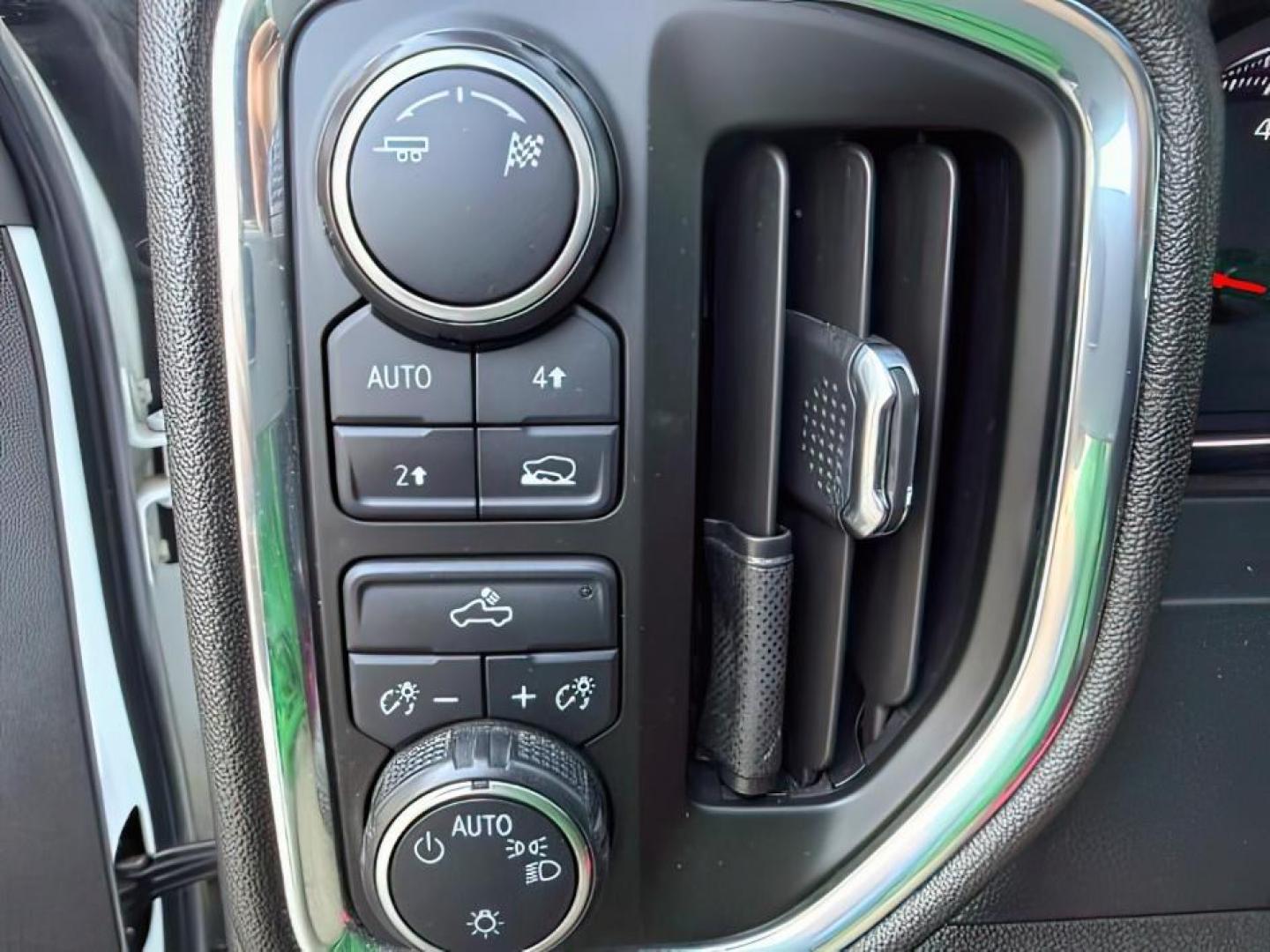 2019 WHITE /CLOTH Chevrolet Silverado 1500 (1GCUYDED5KZ) with an 53L V8 engine, Automatic transmission, located at 1175 N Woodruff Ave, Idaho Falls, ID, 83401, 43.506901, -111.999657 - At Timberline Auto, finding a great deal on your next vehicle is always easy! Our experienced sales staff goal is to help find you the right vehicle at the right price! Our knowledgeable finance department has options for almost any credit score. We offer extended service contract options to prot- Photo#20