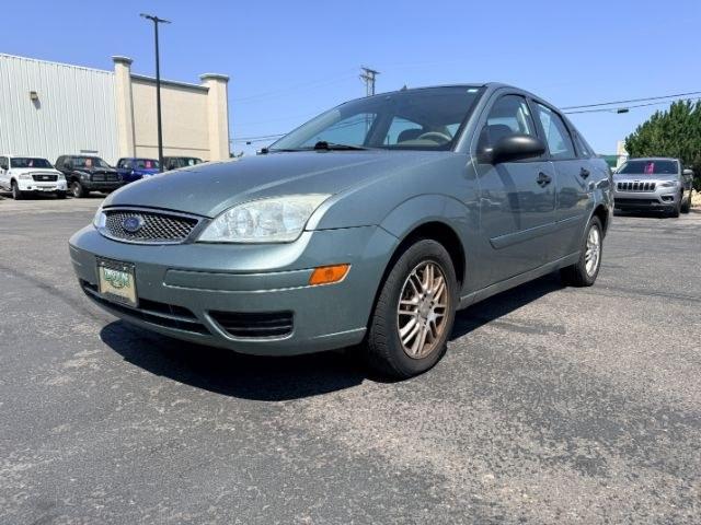 2005 GREEN /CLOTH Ford Focus (1FAFP34N35W) with an 20L I4 engine, Automatic transmission, located at 1175 N Woodruff Ave, Idaho Falls, ID, 83401, 43.506901, -111.999657 - At Timberline Auto, finding a great deal on your next vehicle is always easy! Our experienced sales staff goal is to help find you the right vehicle at the right price! Our knowledgeable finance department has options for almost any credit score. We offer extended service contract options to prot- Photo#18