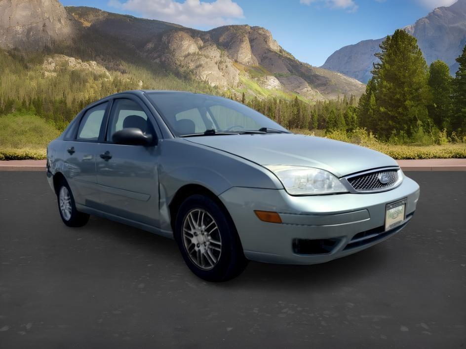 2005 GREEN /CLOTH Ford Focus (1FAFP34N35W) with an 20L I4 engine, Automatic transmission, located at 1175 N Woodruff Ave, Idaho Falls, ID, 83401, 43.506901, -111.999657 - At Timberline Auto, finding a great deal on your next vehicle is always easy! Our experienced sales staff goal is to help find you the right vehicle at the right price! Our knowledgeable finance department has options for almost any credit score. We offer extended service contract options to prot- Photo#4
