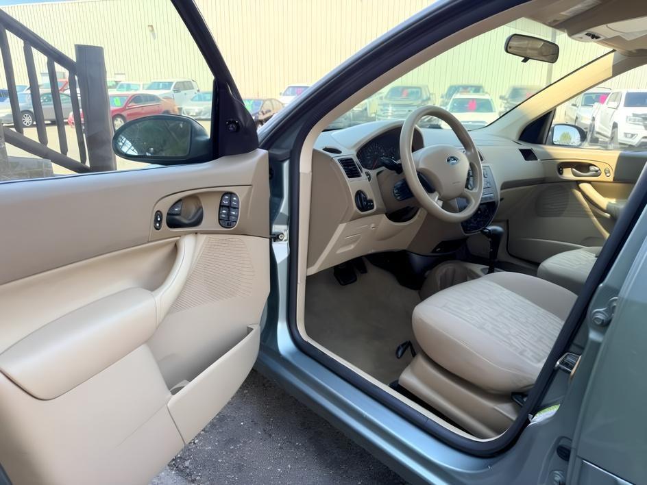 2005 GREEN /CLOTH Ford Focus (1FAFP34N35W) with an 20L I4 engine, Automatic transmission, located at 1175 N Woodruff Ave, Idaho Falls, ID, 83401, 43.506901, -111.999657 - At Timberline Auto, finding a great deal on your next vehicle is always easy! Our experienced sales staff goal is to help find you the right vehicle at the right price! Our knowledgeable finance department has options for almost any credit score. We offer extended service contract options to prot- Photo#7
