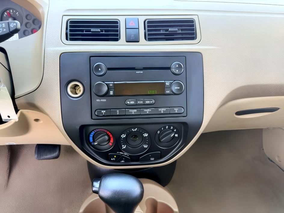 2005 GREEN /CLOTH Ford Focus (1FAFP34N35W) with an 20L I4 engine, Automatic transmission, located at 1175 N Woodruff Ave, Idaho Falls, ID, 83401, 43.506901, -111.999657 - At Timberline Auto, finding a great deal on your next vehicle is always easy! Our experienced sales staff goal is to help find you the right vehicle at the right price! Our knowledgeable finance department has options for almost any credit score. We offer extended service contract options to prot- Photo#9