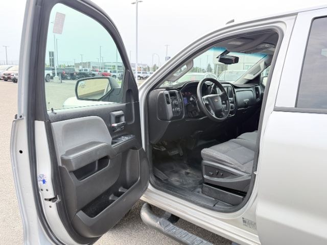 2018 Silver Ice Metallic /Dark Ash/Jet Black Chevrolet Silverado 2500HD (1GC1KUEG1JF) with an Duramax 66L V-8 diesel direct injection engine, Automatic transmission, located at 1175 N Woodruff Ave, Idaho Falls, ID, 83401, 43.506901, -111.999657 - At Timberline Auto, finding a great deal on your next vehicle is always easy! Our experienced sales staff goal is to help find you the right vehicle at the right price! Our knowledgeable finance department has options for almost any credit score. We offer extended service contract options to prot- Photo#37