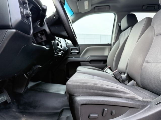 2018 Silver Ice Metallic /Dark Ash/Jet Black Chevrolet Silverado 2500HD (1GC1KUEG1JF) with an Duramax 66L V-8 diesel direct injection engine, Automatic transmission, located at 1175 N Woodruff Ave, Idaho Falls, ID, 83401, 43.506901, -111.999657 - At Timberline Auto, finding a great deal on your next vehicle is always easy! Our experienced sales staff goal is to help find you the right vehicle at the right price! Our knowledgeable finance department has options for almost any credit score. We offer extended service contract options to prot- Photo#38