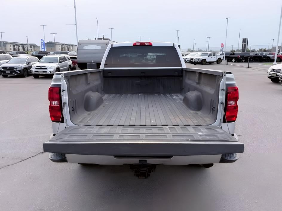 2018 Silver Ice Metallic /Dark Ash/Jet Black Chevrolet Silverado 2500HD (1GC1KUEG1JF) with an Duramax 66L V-8 diesel direct injection engine, Automatic transmission, located at 1175 N Woodruff Ave, Idaho Falls, ID, 83401, 43.506901, -111.999657 - At Timberline Auto, finding a great deal on your next vehicle is always easy! Our experienced sales staff goal is to help find you the right vehicle at the right price! Our knowledgeable finance department has options for almost any credit score. We offer extended service contract options to prot- Photo#5
