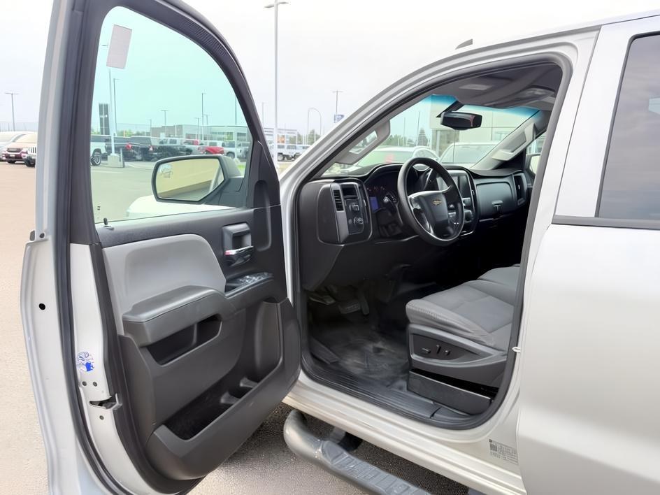 2018 Silver Ice Metallic /Dark Ash/Jet Black Chevrolet Silverado 2500HD (1GC1KUEG1JF) with an Duramax 66L V-8 diesel direct injection engine, Automatic transmission, located at 1175 N Woodruff Ave, Idaho Falls, ID, 83401, 43.506901, -111.999657 - At Timberline Auto, finding a great deal on your next vehicle is always easy! Our experienced sales staff goal is to help find you the right vehicle at the right price! Our knowledgeable finance department has options for almost any credit score. We offer extended service contract options to prot- Photo#11
