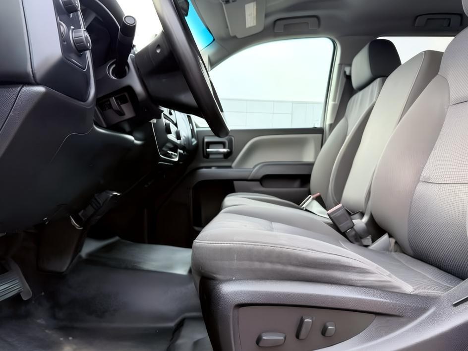 2018 Silver Ice Metallic /Dark Ash/Jet Black Chevrolet Silverado 2500HD (1GC1KUEG1JF) with an Duramax 66L V-8 diesel direct injection engine, Automatic transmission, located at 1175 N Woodruff Ave, Idaho Falls, ID, 83401, 43.506901, -111.999657 - At Timberline Auto, finding a great deal on your next vehicle is always easy! Our experienced sales staff goal is to help find you the right vehicle at the right price! Our knowledgeable finance department has options for almost any credit score. We offer extended service contract options to prot- Photo#12
