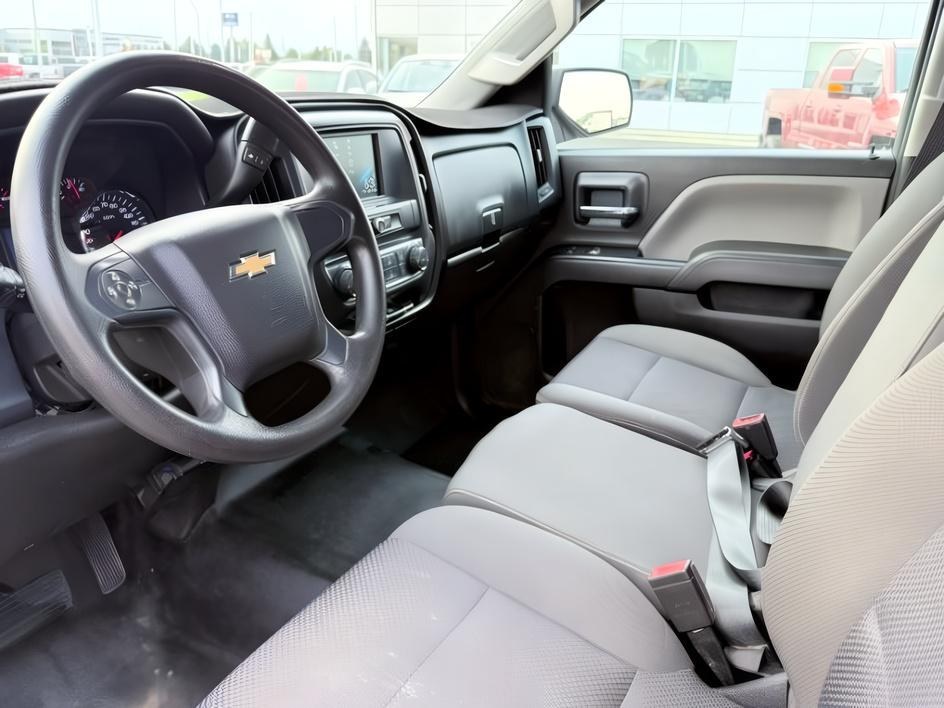 2018 Silver Ice Metallic /Dark Ash/Jet Black Chevrolet Silverado 2500HD (1GC1KUEG1JF) with an Duramax 66L V-8 diesel direct injection engine, Automatic transmission, located at 1175 N Woodruff Ave, Idaho Falls, ID, 83401, 43.506901, -111.999657 - At Timberline Auto, finding a great deal on your next vehicle is always easy! Our experienced sales staff goal is to help find you the right vehicle at the right price! Our knowledgeable finance department has options for almost any credit score. We offer extended service contract options to prot- Photo#13