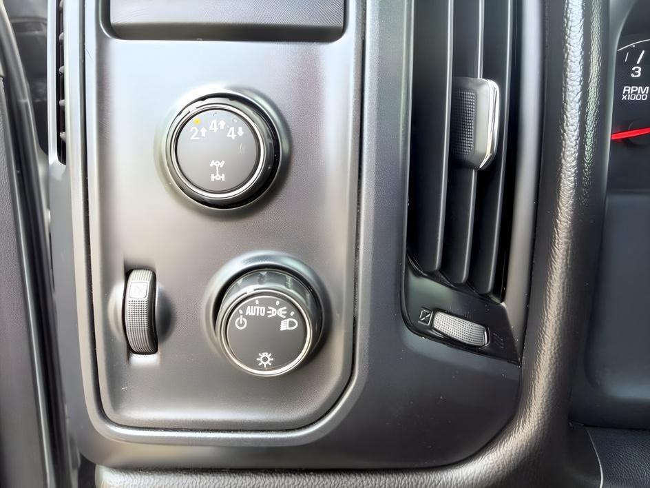 2018 Silver Ice Metallic /Dark Ash/Jet Black Chevrolet Silverado 2500HD (1GC1KUEG1JF) with an Duramax 66L V-8 diesel direct injection engine, Automatic transmission, located at 1175 N Woodruff Ave, Idaho Falls, ID, 83401, 43.506901, -111.999657 - At Timberline Auto, finding a great deal on your next vehicle is always easy! Our experienced sales staff goal is to help find you the right vehicle at the right price! Our knowledgeable finance department has options for almost any credit score. We offer extended service contract options to prot- Photo#19