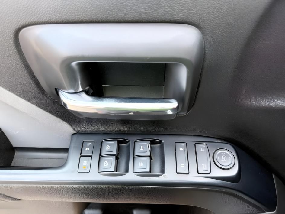 2018 Silver Ice Metallic /Dark Ash/Jet Black Chevrolet Silverado 2500HD (1GC1KUEG1JF) with an Duramax 66L V-8 diesel direct injection engine, Automatic transmission, located at 1175 N Woodruff Ave, Idaho Falls, ID, 83401, 43.506901, -111.999657 - At Timberline Auto, finding a great deal on your next vehicle is always easy! Our experienced sales staff goal is to help find you the right vehicle at the right price! Our knowledgeable finance department has options for almost any credit score. We offer extended service contract options to prot- Photo#21