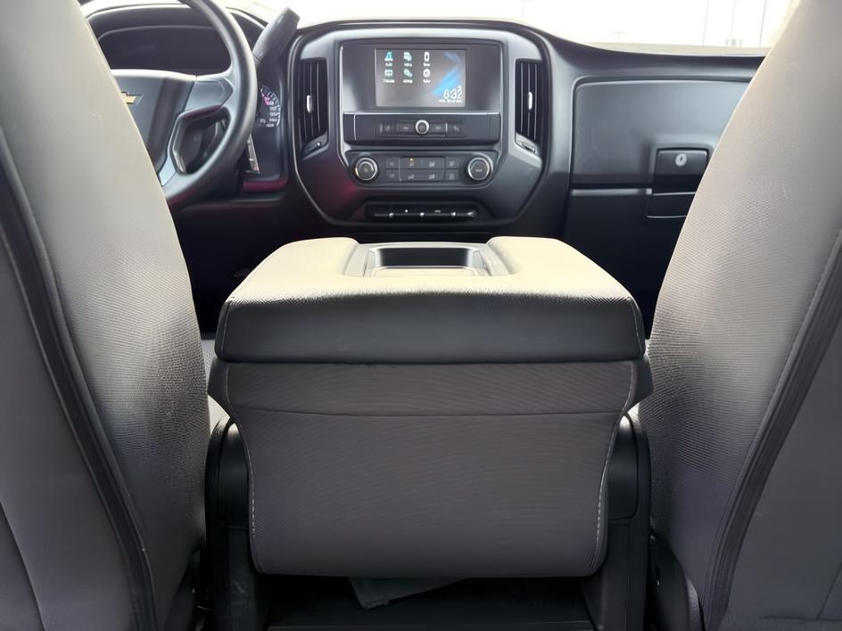 2018 Silver Ice Metallic /Dark Ash/Jet Black Chevrolet Silverado 2500HD (1GC1KUEG1JF) with an Duramax 66L V-8 diesel direct injection engine, Automatic transmission, located at 1175 N Woodruff Ave, Idaho Falls, ID, 83401, 43.506901, -111.999657 - At Timberline Auto, finding a great deal on your next vehicle is always easy! Our experienced sales staff goal is to help find you the right vehicle at the right price! Our knowledgeable finance department has options for almost any credit score. We offer extended service contract options to prot- Photo#23