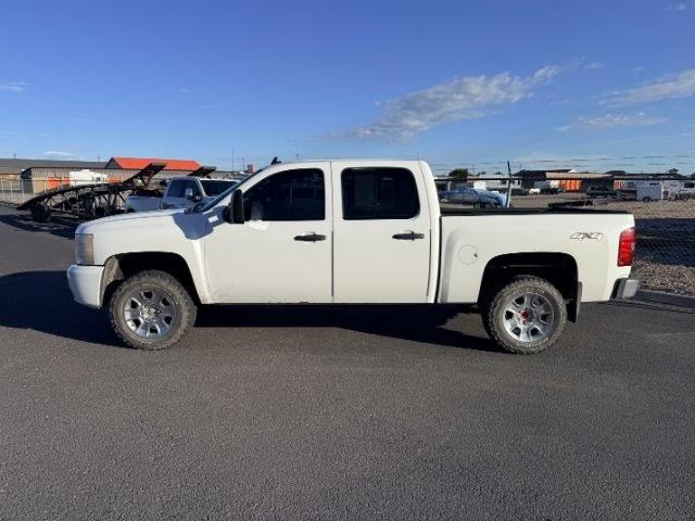 2010 WHITE /CLOTH Chevrolet Silverado 1500 LT (3GCRKSE39AG) with an 5.3L V8 VORTEC engine, AUTOMATIC transmission, located at 1235 N Woodruff Ave., Idaho Falls, 83401, (208) 523-1053, 43.507172, -112.000488 - At Timberline Auto, finding a great deal on your next vehicle is always easy! Our experienced sales staff goal is to help find you the right vehicle at the right price! Our knowledgeable finance department has options for almost any credit score. We offer extended service contract options to prot- Photo#1