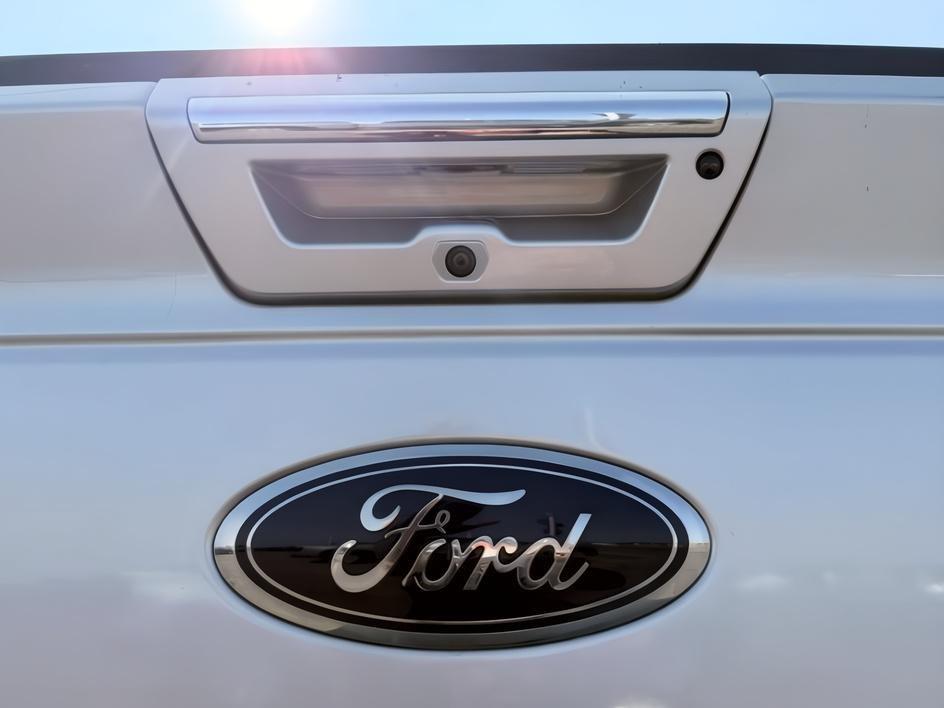 2017 SILVER /Black Ford F-150 (1FTEW1EG8HF) with an EcoBoost 35L V-6 gasoline direct injection engine, Automatic transmission, located at 1175 N Woodruff Ave, Idaho Falls, ID, 83401, 43.506901, -111.999657 - At Timberline Auto, finding a great deal on your next vehicle is always easy! Our experienced sales staff goal is to help find you the right vehicle at the right price! Our knowledgeable finance department has options for almost any credit score. We offer extended service contract options to prot- Photo#4