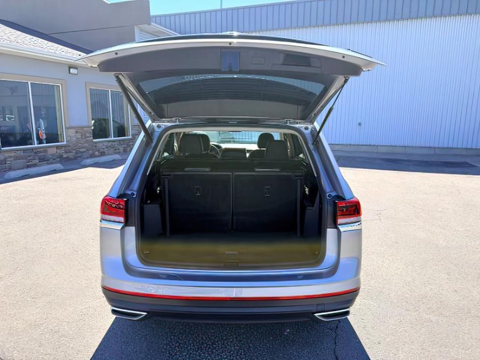 2025 SILVER /Titan Black Volkswagen Atlas 2.0T SE (1V2LR2CA1SC) with an 2L I-4 gasoline direct injection engine, AUTOMATIC transmission, located at 1235 N Woodruff Ave., Idaho Falls, 83401, (208) 523-1053, 43.507172, -112.000488 - At Timberline Auto, finding a great deal on your next vehicle is always easy! Our experienced sales staff goal is to help find you the right vehicle at the right price! Our knowledgeable finance department has options for almost any credit score. We offer extended service contract options to prot- Photo#5