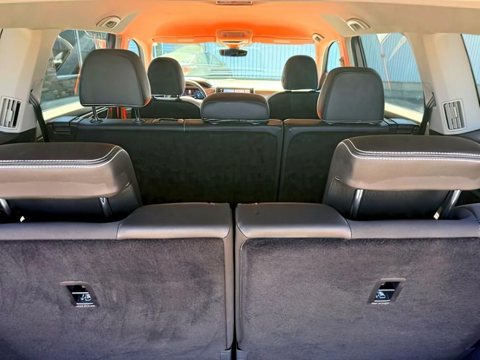 2025 SILVER /Titan Black Volkswagen Atlas 2.0T SE (1V2LR2CA1SC) with an 2L I-4 gasoline direct injection engine, AUTOMATIC transmission, located at 1235 N Woodruff Ave., Idaho Falls, 83401, (208) 523-1053, 43.507172, -112.000488 - At Timberline Auto, finding a great deal on your next vehicle is always easy! Our experienced sales staff goal is to help find you the right vehicle at the right price! Our knowledgeable finance department has options for almost any credit score. We offer extended service contract options to prot- Photo#6