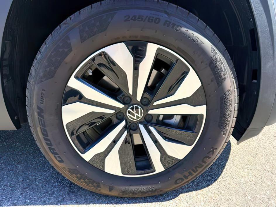 2025 SILVER /Titan Black Volkswagen Atlas 2.0T SE (1V2LR2CA1SC) with an 2L I-4 gasoline direct injection engine, AUTOMATIC transmission, located at 1235 N Woodruff Ave., Idaho Falls, 83401, (208) 523-1053, 43.507172, -112.000488 - At Timberline Auto, finding a great deal on your next vehicle is always easy! Our experienced sales staff goal is to help find you the right vehicle at the right price! Our knowledgeable finance department has options for almost any credit score. We offer extended service contract options to prot- Photo#12