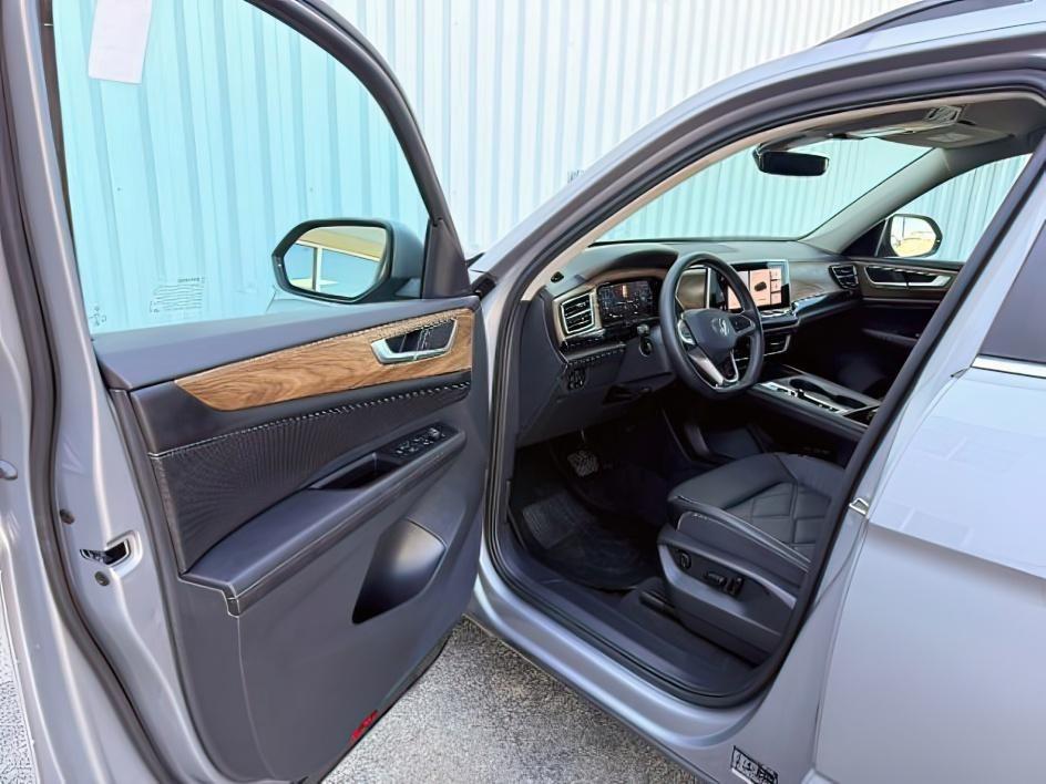 2025 SILVER /Titan Black Volkswagen Atlas 2.0T SE (1V2LR2CA1SC) with an 2L I-4 gasoline direct injection engine, AUTOMATIC transmission, located at 1235 N Woodruff Ave., Idaho Falls, 83401, (208) 523-1053, 43.507172, -112.000488 - At Timberline Auto, finding a great deal on your next vehicle is always easy! Our experienced sales staff goal is to help find you the right vehicle at the right price! Our knowledgeable finance department has options for almost any credit score. We offer extended service contract options to prot- Photo#13
