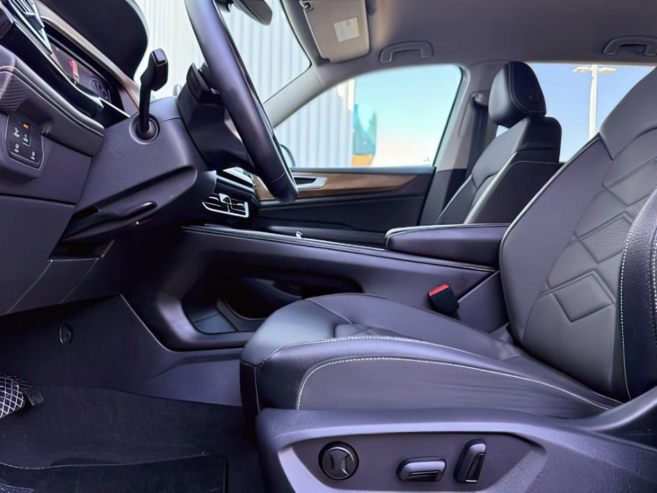 2025 SILVER /Titan Black Volkswagen Atlas 2.0T SE (1V2LR2CA1SC) with an 2L I-4 gasoline direct injection engine, AUTOMATIC transmission, located at 1235 N Woodruff Ave., Idaho Falls, 83401, (208) 523-1053, 43.507172, -112.000488 - At Timberline Auto, finding a great deal on your next vehicle is always easy! Our experienced sales staff goal is to help find you the right vehicle at the right price! Our knowledgeable finance department has options for almost any credit score. We offer extended service contract options to prot- Photo#14